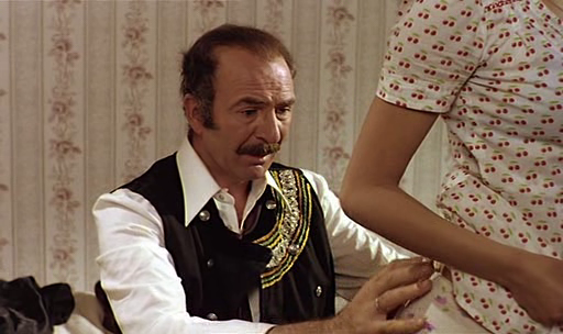 jean-pierre marielle admire le cul de Jeanne GOUPIL