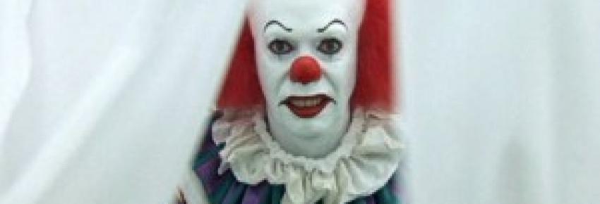 des draps, un clown et un tricycle pour une scène terrifiante