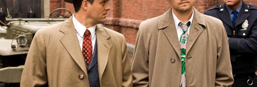 Teddy Daniels enquête avec son coéquipier Chuck Aule