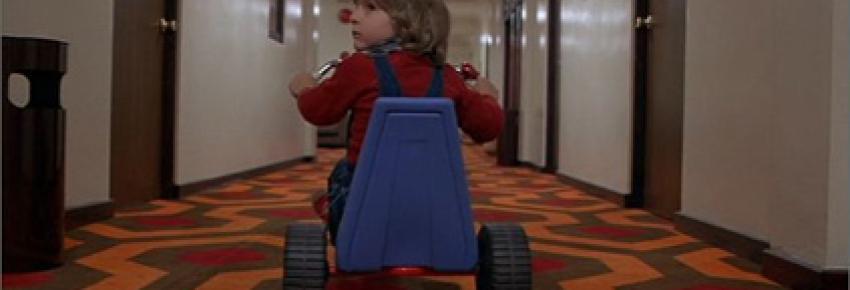 Tricycle et tapis orange dans The Shining de Kubrick