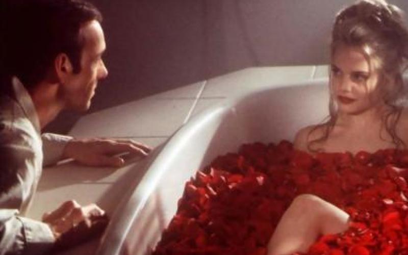 Le fantasme d'une beauté américaine qui macère dans un bain de pétales de rose