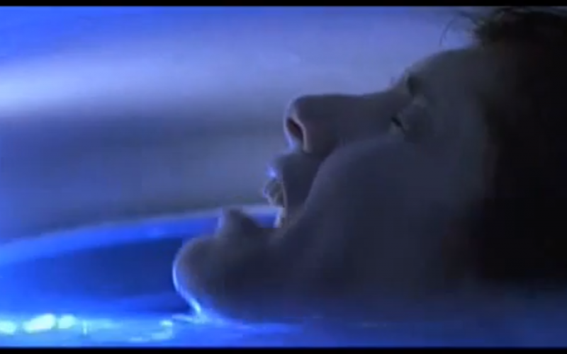 Lindsey, Mary Elizabeth Mastrantonio, sur le point de se noyer