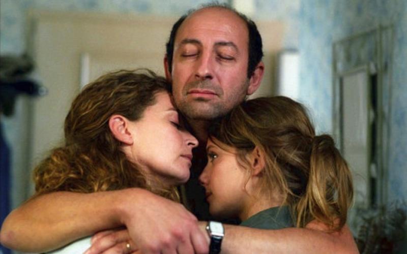 Kad Merad enlace Mélanie Laurent dans "je vais bien ne t'en fais pas"