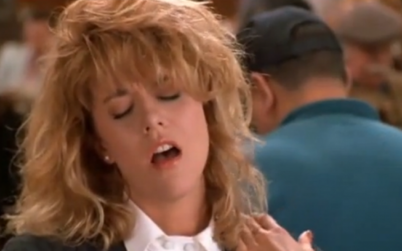 Sally, alias Meg Ryan, simule un orgasme à table