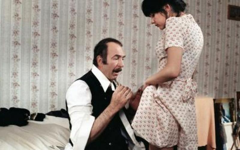 Jean-Pierre Marielle admire les fesses de Jeanne GOUPIL dans les Galettes de Pont Aven