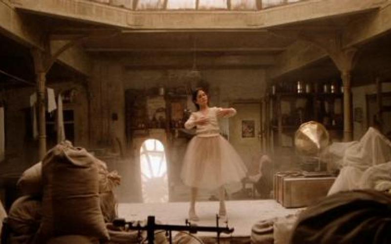 Jennifer Connelly dances under undiscrete eyes