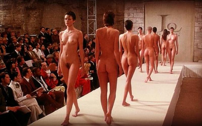 Un défilé de mannequins nus
