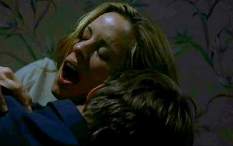 Maria Bello - la scène de sexe dans l'escalier 