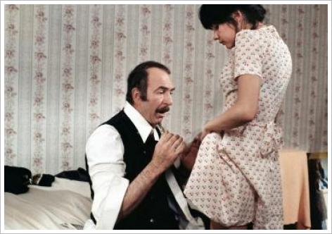 Jean-Pierre Marielle admire les fesses de Jeanne GOUPIL dans les Galettes de Pont Aven