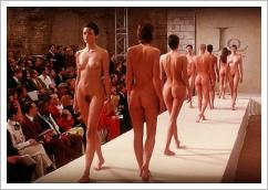 Un défilé de mannequins nus