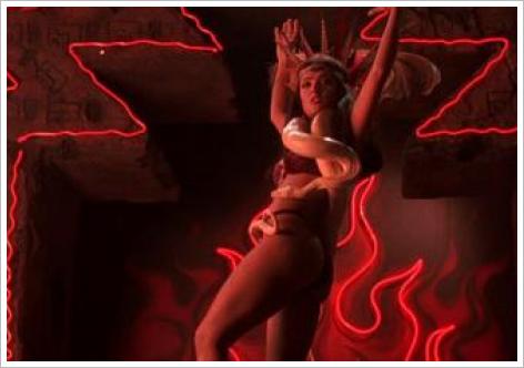 Salma Hayek danse avec un serpent dans une Nuit en Enfer de Tarantino