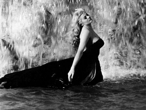 Anita Ekberg et sa robe noire au decolleté pigeonnant