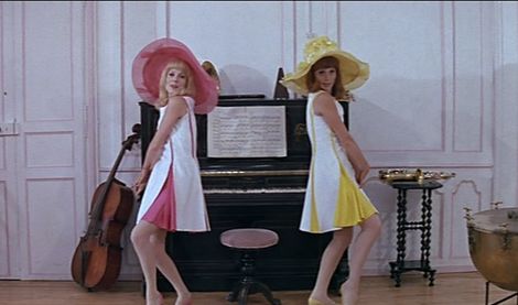 Catherine Deneuve et sa robe chasuble aux couleurs vives dans Les demoiselles de Rochefort